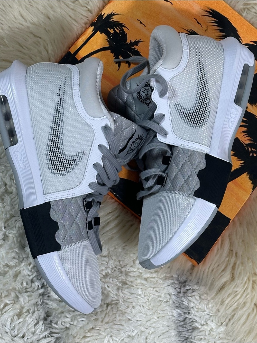 LEBRON WITNESS VIII
WHITE/BLACK-LT SMOKE GREY
BLANC/GRIS FUME CLAIR/NOIR